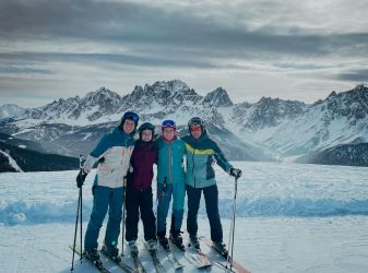 Skifahrt 2023 - Skilehrer vor den Sextner Dolomiten.JPG