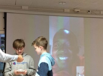 Liveschaltung in die Partnerschule und Begrüßung in der Landessprache Kinyarwanda.jpg