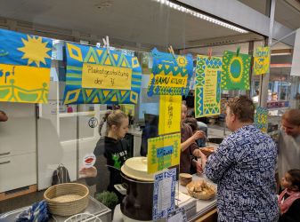 Selbst gekochter ruandischer Eintopf in Palmblattschalen.jpg